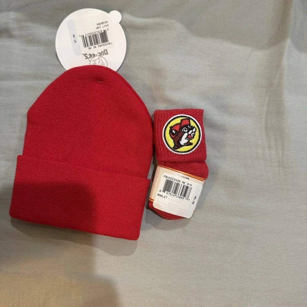 Buc-ee's‎ Baby Red Knit Cap Hat Socks Set Newborn 0-6M NWT